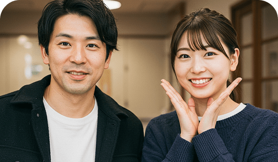 スタジオで微笑む男女の写真